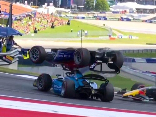 Kecelakaan Horor di F2, Mobil Terbalik Timpa Pembalap Lain