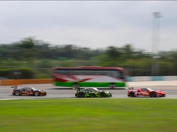 Sensasi Mengitari Sirkuit Sepang Sembari Dikelilingi Mobil SuperGT Wara-wiri