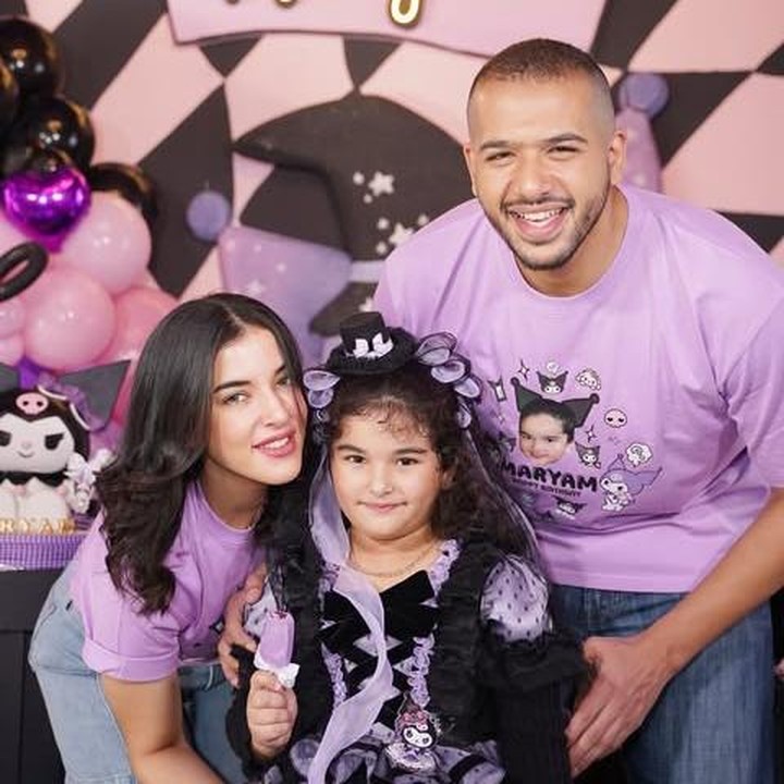 <p>Dalam unggahan foto, Ayang terlihat mengenakan gaun bernuansa ungu dan hitam khas Kuromi. Sementara sang Bunda dan Ayah mengenakan kaus lengan pendek berwarna ungu bergambar wajah Ayang. Tak ketinggalan pula dekorasi meriah serba Kuromi dipersiapkan di rumah. (Foto: dok. Instagram @tasyafarasya)</p>