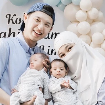 Detik-detik Ustaz Dennis Lim Viral Bagi-bagi Coklat di Pesawat gegara Bawa Bayi Kembar