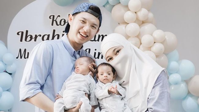 Detik-detik Ustaz Dennis Lim Viral Bagi-bagi Coklat di Pesawat gegara Bawa Bayi Kembar