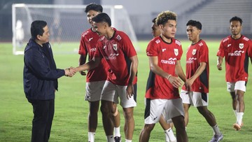 Berita Panas dari Dunia Sport CNN : Erick Thohir ke Ferarri: Eh Masih di Sini, Masih Muda Ya