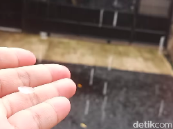 Video: Warga Depok Dihebohkan Fenomena Hujan Es