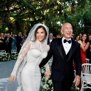 Lauren Sanchez Kenakan Gaun Lace Dolce & Gabbana saat Menikahi Jeff Bezos