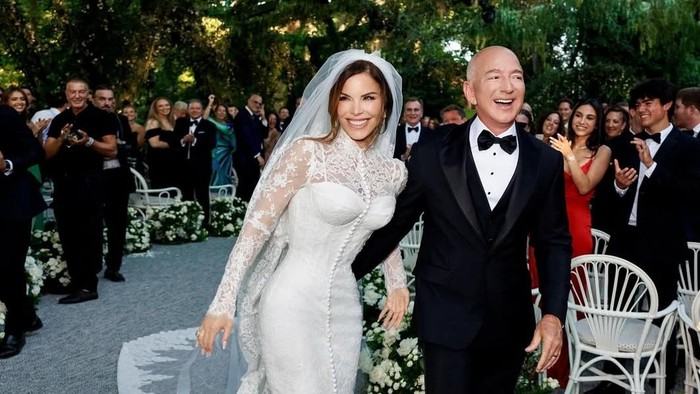 img-title Lauren Sanchez Kenakan Gaun Lace Dolce & Gabbana saat Menikahi Jeff Bezos