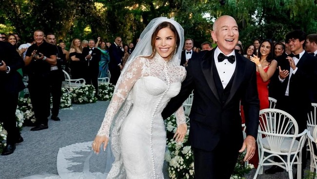 Pendiri Amazon Jeff Bezos resmi menikah dengan Lauren Sanchez di Venesia, Italia.