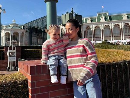 Wajah Bule Kamari Anak Jennifer Copen Disebut Bak Boneka, Intip 5 Gaya OOTD yang Menggemaskan