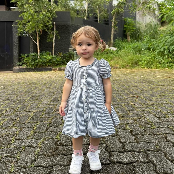 <p>Tak hanya itu, gaya berpakaian Kamari juga kerap membuat penggemarnya heboh dan menyebut wajah bule Kamari begitu cantik mirip boneka. "Boneka banget," komentar artis @adzanabs. Akun lain juga ikut berkomentar, "Masyaallah lucu cantik banget Kamayii," @chu*****. (Foto: dok. Instagram @jennifercoppenreal20)</p>