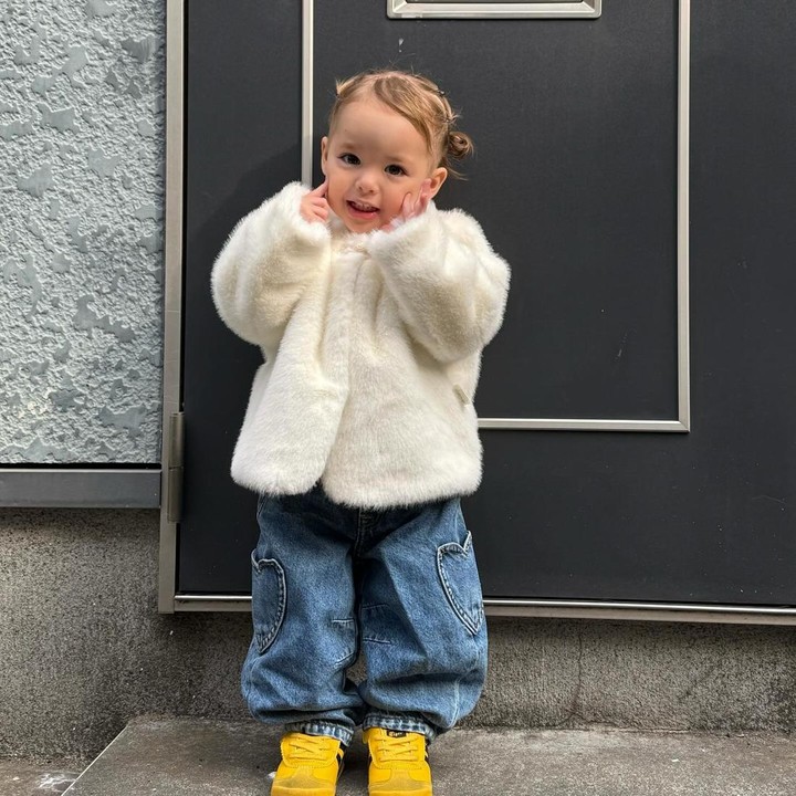 <p>Wajah bule Kamari berasal dari sang Bunda yang keturunan Belanda. OOTD Kamari juga tak pernah gagal. Dalam unggahan ini, Kamari menggunakan jaket bulu berwarna putih dipadukan dengan celana jeans dan sepatu kets kuning. (Foto: dok. Instagram @jennifercoppenreal20)</p>