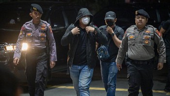 FOTO: KPK Tangkap 6 Orang dalam OTT di Mandailing Natal Sumut
