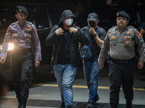 FOTO: KPK Tangkap 6 Orang dalam OTT di Mandailing Natal Sumut