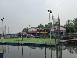 Video: Intip Lapangan Apung Muara Angke, Main Futsal Ditemani Kapal Nelayan