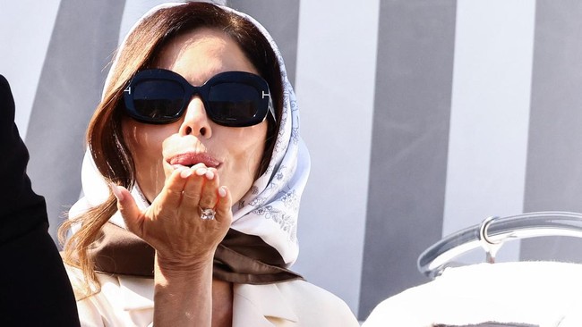 Lauren Sanchez adalah penyiar sekaligus pilot yang baru dinikahi Bos Amazon Jeff Bezos di Venesia, Italia pada Jumat (27/6) lalu.