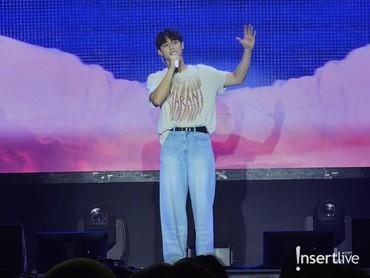 img-title 7 Foto Lee Do Hyun di Jakarta, Main Gitar hingga Asyik Velocity