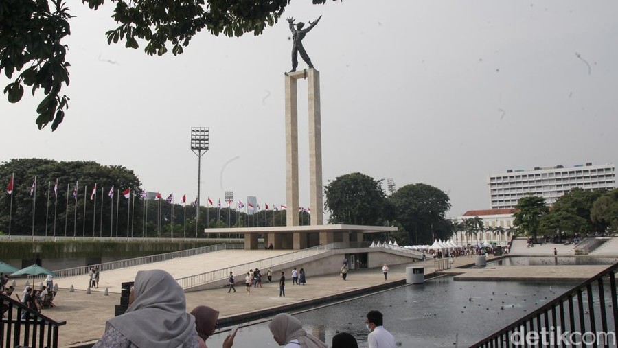 Lapangan Banteng&comma; Jakarta&comma; dipadati pengunjung saat momen libur panjang&period; Pengunjung mengisi liburan dengan piknik hingga berbelanja&period;