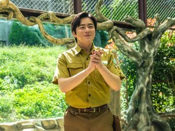 Foto Terbaru Jo Jung Suk Jadi Bapack-bapack Beranak Zombie