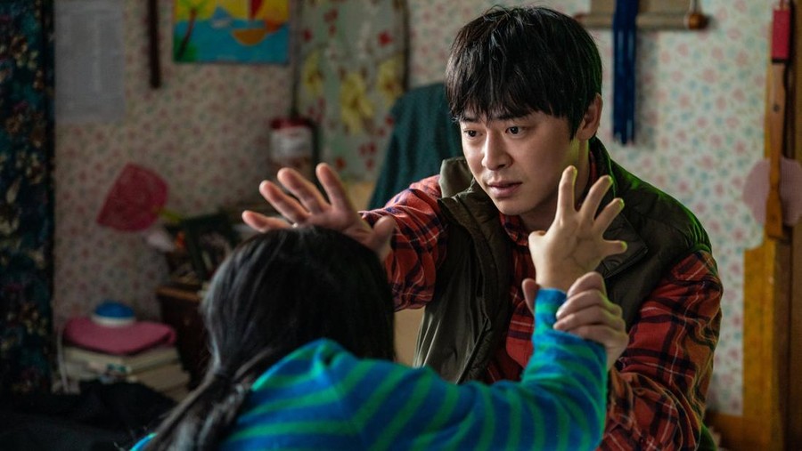 My Daughter is a Zombie Foto aktor Korea Jo Jung Suk dalam film layar lebar terbaru berjudul My Daughter is a Zombie. Tayang 30 Juli 2025 di bioskop Korea Selatan.