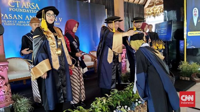 Pelepasan Siswa SMA Unggulan CT Arsa Sukoharjo, Jawa Tengah, Sabtu, 28 Juni 2025. (CNN Indonesia/Rosyid)