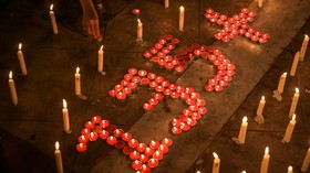 Peringatan empat tahun Tragedi Kanjuruhan di Malang mengingatkan pencarian keadilan bagi 135 korban. Tersangka utama belum diadili, menuntut perhatian pemerintah.