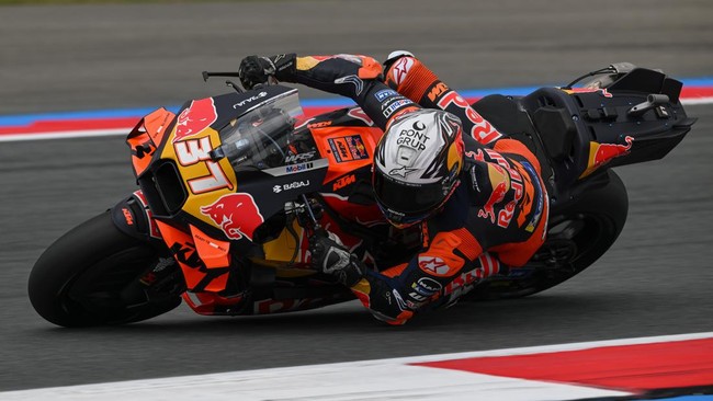 Disengat Tawon, Pedro Acosta Dibawa ke Rumah Sakit Usai Finis Ke-4 Pembalap KTM Pedro Acosta dilarikan ke rumah sakit sesaat setelah finis keempat dalam MotoGP Belanda 2025 di Sirkuit Assen, Minggu (29/6).