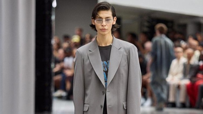 Raul 'Snow Man' Comeback di Paris Fashion Week SS26 Bersama Maison MIHARA YASUHIRO Raul 'Snow Man' Comeback di Paris Fashion Week SS26 Bersama Maison MIHARA YASUHIRO