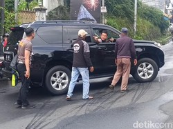 Pengendara Mobil Hendak Terobos One Way di Puncak hingga Tabrak Polisi