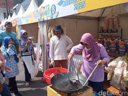 Jurus Jitu Arul Pikat Konsumen Kerupuk Melarat Lewat Atraksi Masak