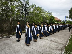 Suasana Haru Iringi Pelepasan Lulusan SMA Unggulan CT Arsa Foundation Sukoharjo