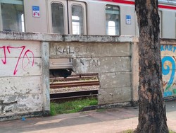 Warga Nekat Nyeberang Lewat Bolongan Tembok Pembatas Rel di Jatinegara