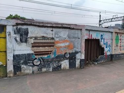 PT KAI Bicara Ancaman Pidana bagi Pembobol Tembok Pembatas Rel di Jatinegara