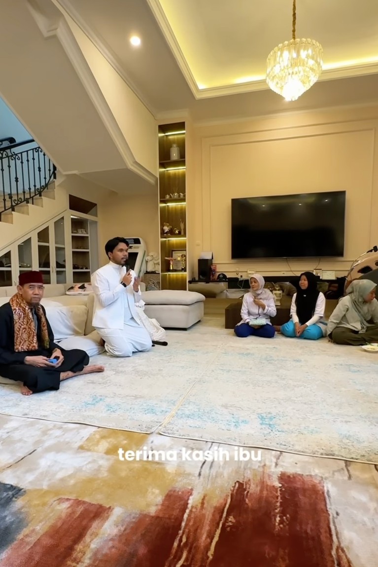Thariq Halilintar Aqiqah anaknya. Thariq Halilintar dan Aaliyah melaksanakan aqiqah.