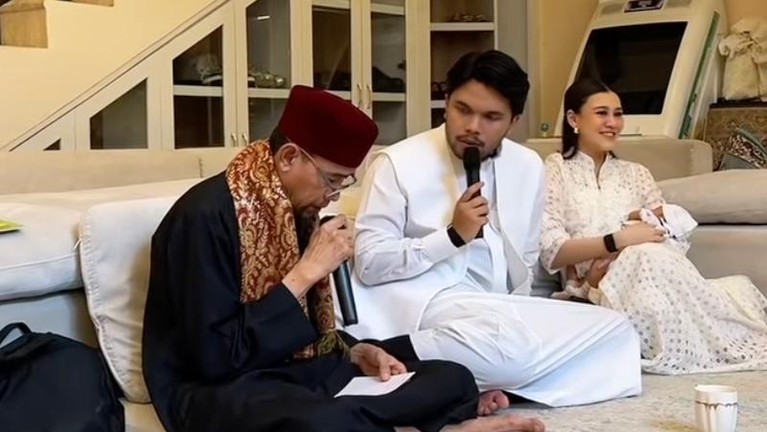 Thariq Halilintar Aqiqah anaknya. Thariq Halilintar dan Aaliyah melaksanakan aqiqah.