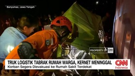 VIDEO: Truk Logistik Tabrak Rumah Warga, Kernet Meninggal