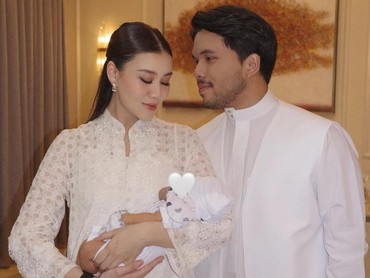 img-title Geni Faruk & Reza Artamevia Kompak Hadir, Ini 7 Momen Akikah Arash Anak Aaliyah-Thariq