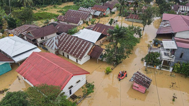 Sebanyak enam wilayah di Kota Kendari, Sulawesi Tenggara (Sultra) terdampak bencana banjir, tanah longsor hingga pohon tumbang.