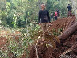Video: Nahas! Dua Petani Hilang Tertimbun Longsor di Tasikmalaya