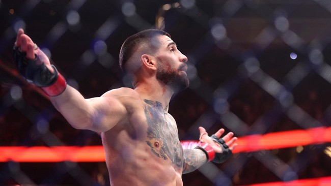 Keributan mewarnai pesta kemenangan Ilia Topuria atas Charles Oliveira di UFC 317. Paddy Pimblett terlibat dalam keributan tersebut.