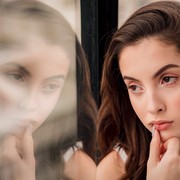 Butuh Waktu Sendiri, 5 Zodiak Ini Paling Sering Menghindari Keramaian