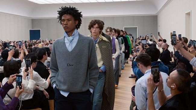 Dior Men resmi memasuki babak baru. Pada Jumat (27/6) lalu, Dior Men memamerkan koleksi teranyarnya yang menjadi debut bagi Jonathan Anderson.