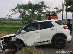 Brakk! Toyota RaIze Berisi Sekeluarga Tabrak Pohon di Klaten