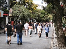 Jalan Braga Dipadati Wisatawan di Libur Panjang, Bandros Jadi Primadona