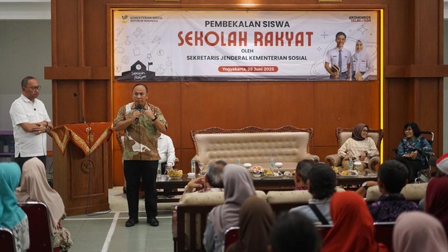 Dirjen Komdigi mengajak orang tua mendukung Sekolah Rakyat, program pendidikan untuk anak dari keluarga miskin. Sekolah ini akan beroperasi Juli mendatang.