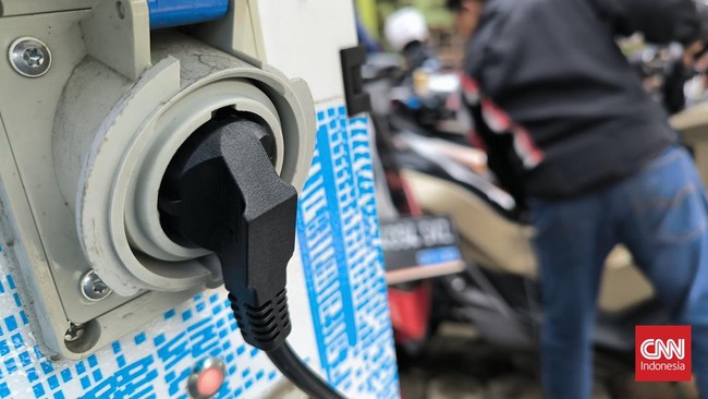 Beredar di media sosial deretan sepeda motor listrik yang disebut bakal digunakan sebagai alat operasional program Makan Bergizi Gratis (MBG).