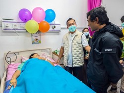 Hari Keluarga Nasional, Menteri Wihaji Jenguk Ibu Melahirkan di Lembang