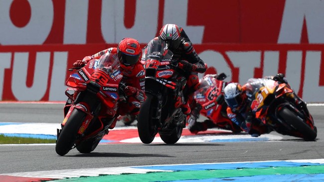 Marc Marquez Juara, Alex Kecelakaan Marc Marquez berhasil menjadi juara MotoGP Belanda 2025 dalam balapan sengit di Sirkuit Assen, Minggu (29/6). Sementara Alex Marquez mengalami crash.