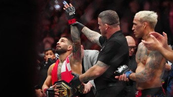 FOTO: Momen Topuria Menang KO Brutal atas Oliveira di UFC 317