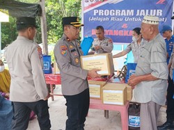 Polda Riau Salurkan Bantuan Jalur ke Masyarakat Terpencil di Dumai