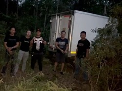 Polisi Temukan Mobil Boks Es Krim Curian dalam Hutan di PALI