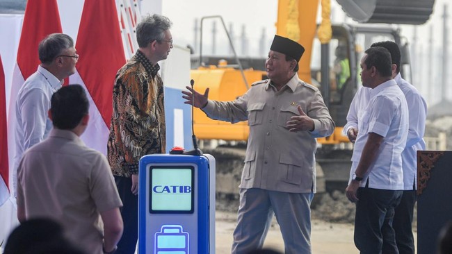 Presiden Prabowo Subianto kaget bertemu dengan Bos Artha Graha Tommy Winata di acara groundbreaking Ekosistem Industri Baterai Listrik Terintegrasi Karawang.