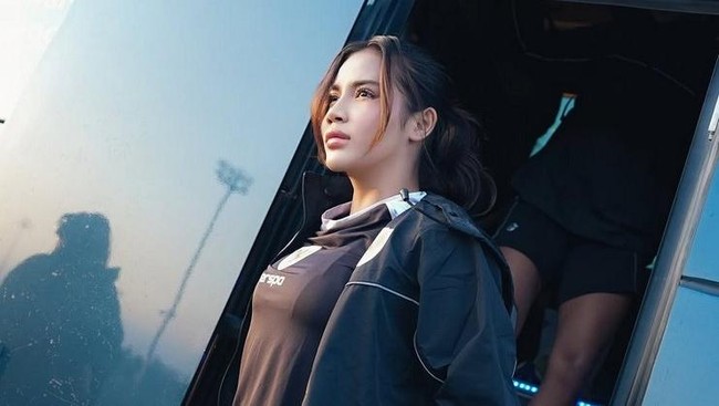 Kapten Timnas Putri Indonesia Safira Ika Putri mengucapkan terima kasih kepada rekan-rekannya dan juga dukungan suporter Garuda usai menang atas Kirgistan.